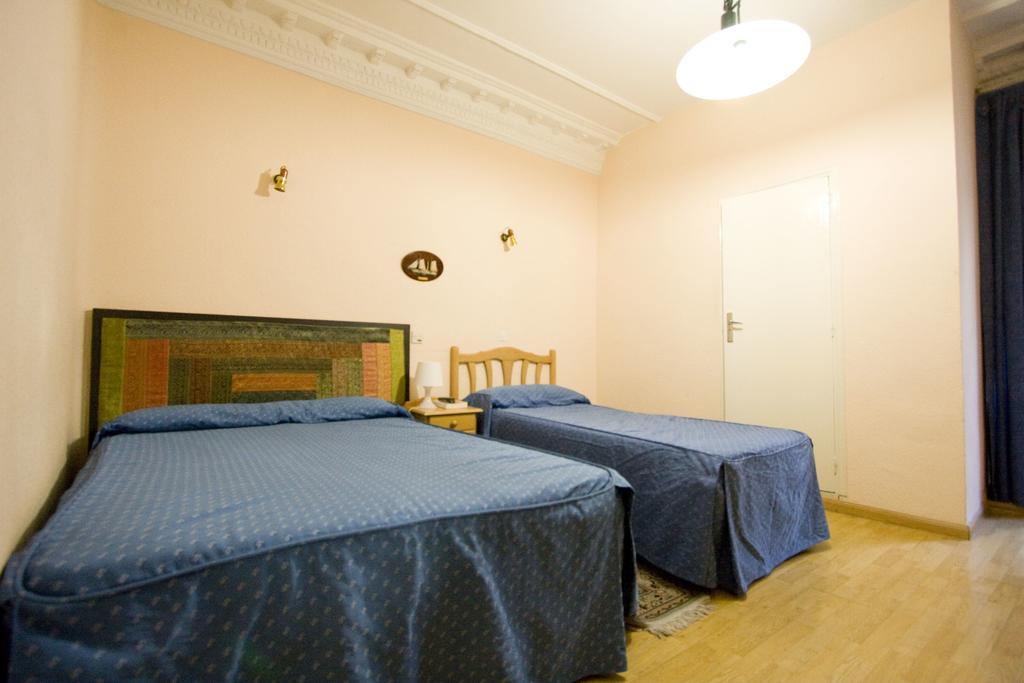 Hostal Trevinca Мадрид Экстерьер фото