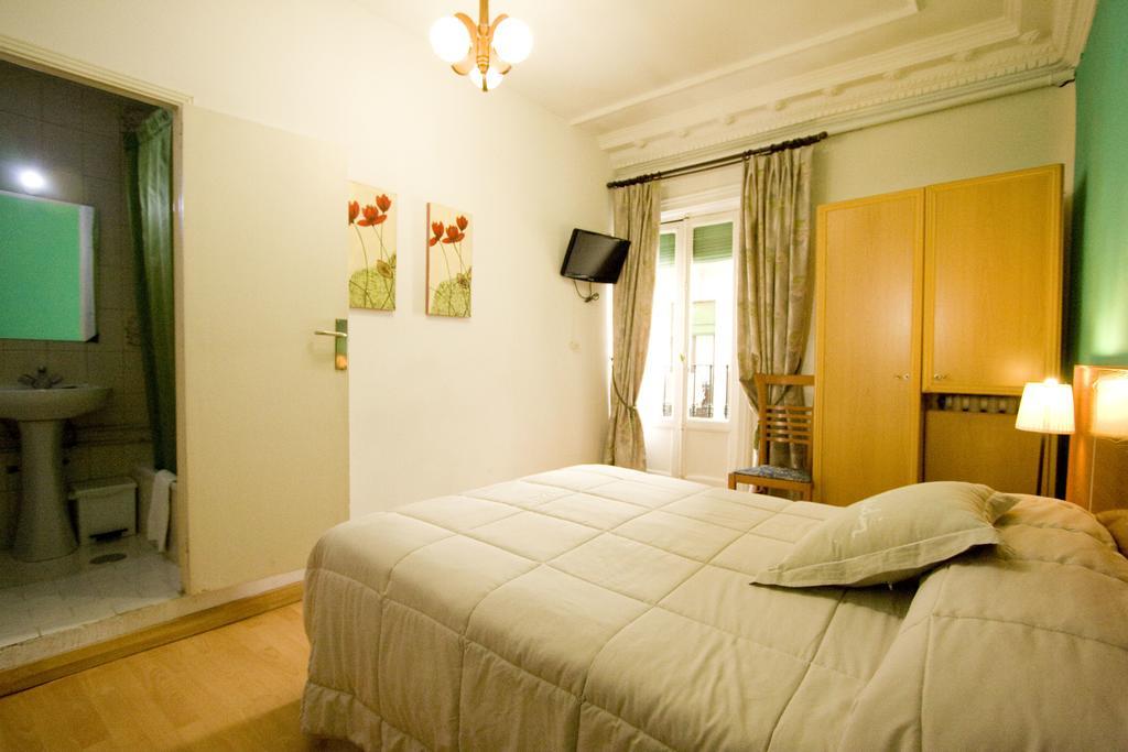 Hostal Trevinca Мадрид Экстерьер фото
